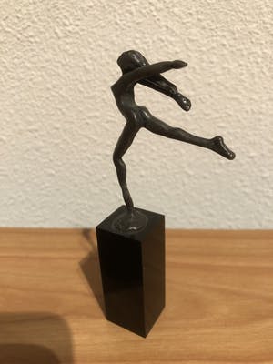 Corry Ammerlaan - Prachtig beeldje " Vrouw in de wind " kopen? Bied vanaf 20!