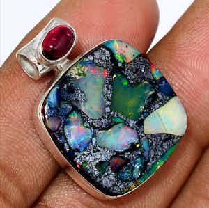 Niet of onleesbaar gesigneerd - Zilveren hanger met opaal in pyriet verkocht voor € 10!