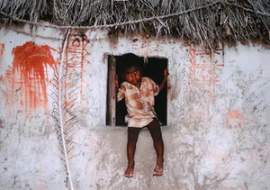 Mark Verdoes - Foto op dibond, Jongensraam - Rajasthan India (Groot) kopen? Bied vanaf 100!