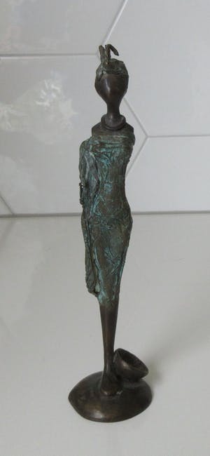 Niet of onleesbaar gesigneerd - Drie gestileerde bronzen figuren van Afrikaanse vrouwen kopen? Bied vanaf 1!