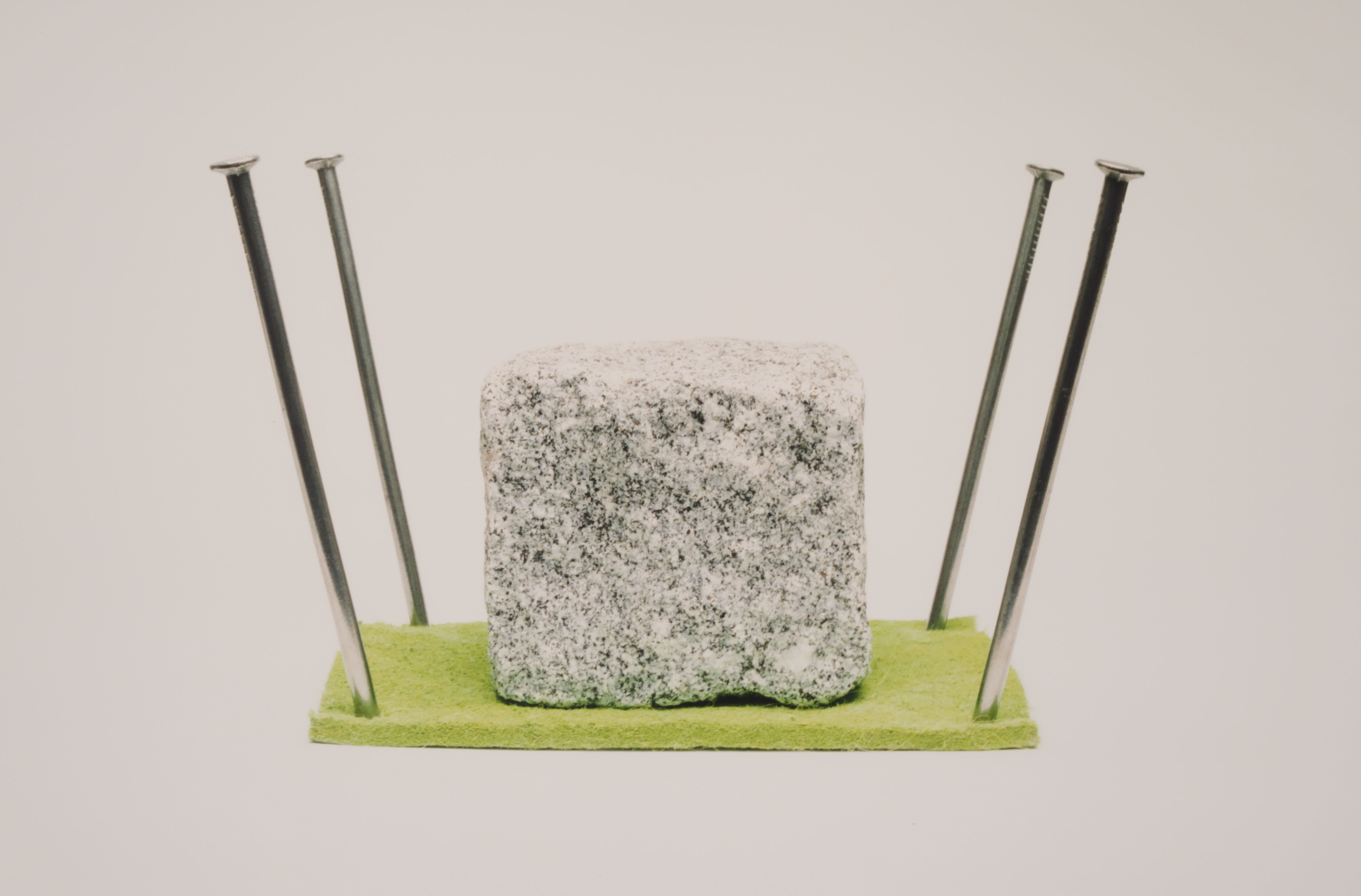 Jean Ruiter - C-print, Steen spijkers vilt kopen? Bied vanaf 1!