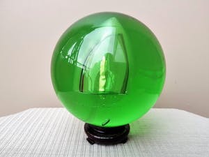 Niet of onleesbaar gesigneerd - Glazen Bol met Beeldje kopen? Bied vanaf 1!