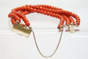 80 - Gedeeltelijk 14 karaats roségouden met 4 rijen bloedkoralen armband kopen? Bied vanaf 240!