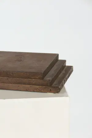 Niet of onleesbaar gesigneerd - Roestkleurige sculptuur in drie lagen kopen? Bied vanaf 1!