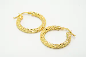 31 - Elegant paar (zo goed als nieuwe) geel-gouden & geruwde 18 Krt oorclips kopen? Bied vanaf 80!