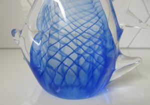 Henryk Rysz - Blauwe kunstglazen plastiek van een Vis kopen? Bied vanaf 48!