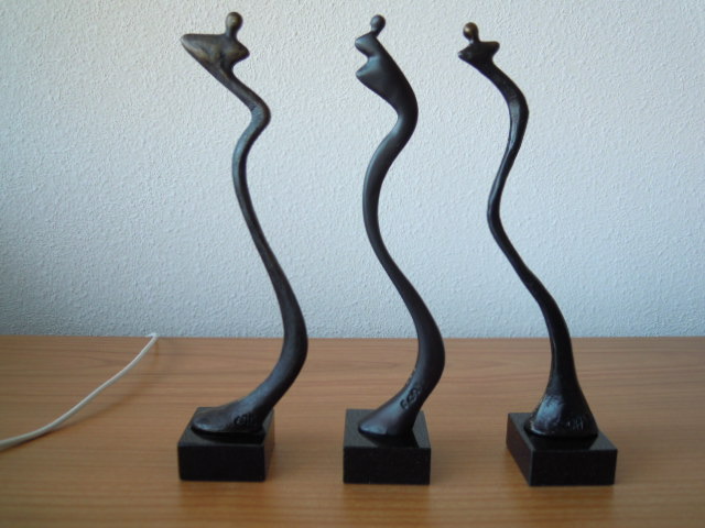 Corry Ammerlaan - Serie van 3 zeer moderne bronzen beeldjes. kopen? Bied vanaf 45!