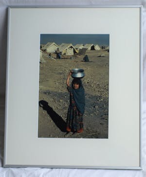 Jan Banning - Grote ingelijste foto , “Voorbereidingen voor een operatie, Cambodja” kopen? Bied vanaf 75!