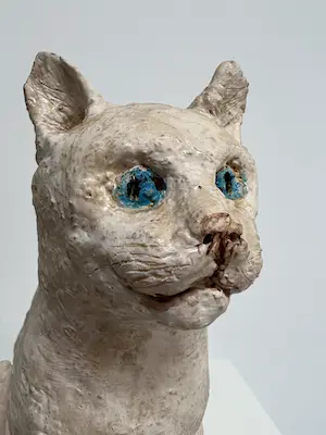 Tine Goudriaan-van Waning - Keramiek sculptuur | 'Zittende poes, blauwe ogen' kopen? Bied vanaf 1!