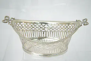37 - 2e geh. Zilveren ajour gezgd ovalen Bonbon-mandje met parelrand en strikken kopen? Bied vanaf 190!