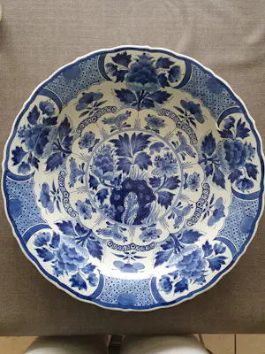 Porceleyne Fles - Sierbord in Delfts Blauw met blad en bloemmotief kopen? Bied vanaf 150!