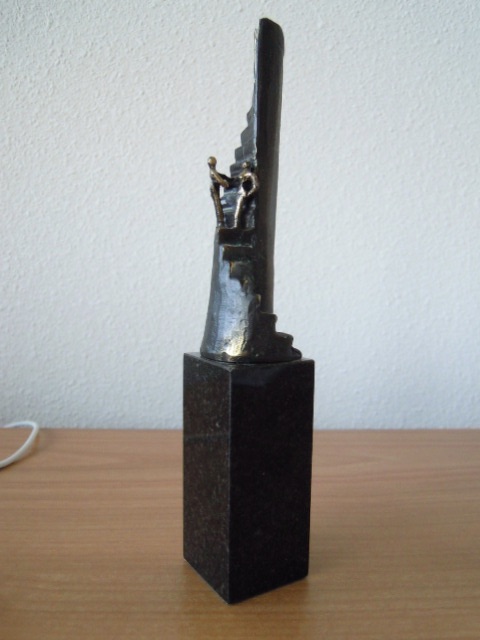 Corry Ammerlaan - Gesigneerd bronzen beeld titel - "SAMEN VERDER " kopen? Bied vanaf 45!