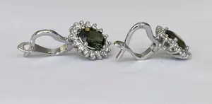 18-kt Witgouden oorbellen met groene saffier, ca 3,00 karaat en diamanten kopen? Bied vanaf 1100!