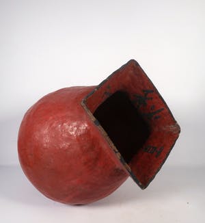 Peter von Hartsvelt Müller - Aardewerk, Rode vaas met zwarte karakters (Groot) kopen? Bied vanaf 40!