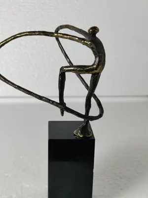 Niet of onleesbaar gesigneerd - Een prachtige bronzen beeldje gymnaste kopen? Bied vanaf 1!