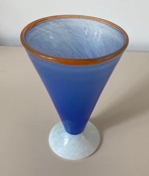 Niet of onleesbaar gesigneerd - Jema Boda Glasbruk - twee gekleurde vaasjes - A. Gray kopen? Bied vanaf 1!