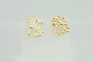 Acheter47 - Een paar leuke 18krt geel-gouden oorstekers - letter S - ZGAN? Enchérissez de 60!