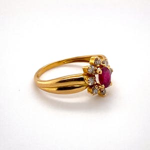 18kt gouden entourage ring met diamant en robijn  maat52,5 (16,75) 2,17gr kopen? Bied vanaf 240!