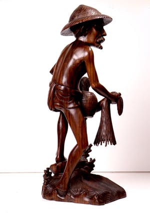 Niet of onleesbaar gesigneerd - Grote tropisch houten sculptuur - Visser met net - Djati hout - Fillipijnen kopen? Bied vanaf 1!