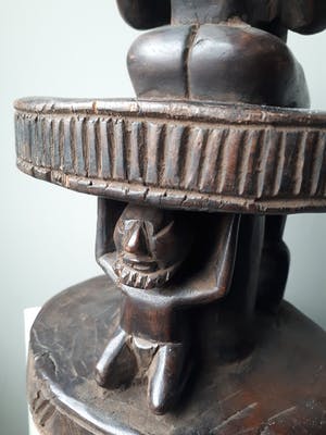 Dogon - Houten beeld van man op kruk met watervat kopen? Bied vanaf 30!