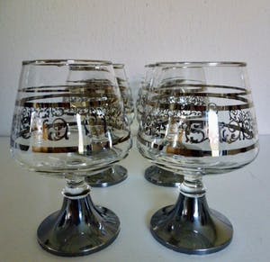 Niet of onleesbaar gesigneerd - Elegante decanter / karaf op voet met 6 cognac glazen met verzilverde decoratie. kopen? Bied vanaf 1!