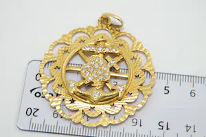 96 - Grote, gedetailleerde 18K gouden "geloof hoop & liefde" hanger met diamant kopen? Bied vanaf 800!
