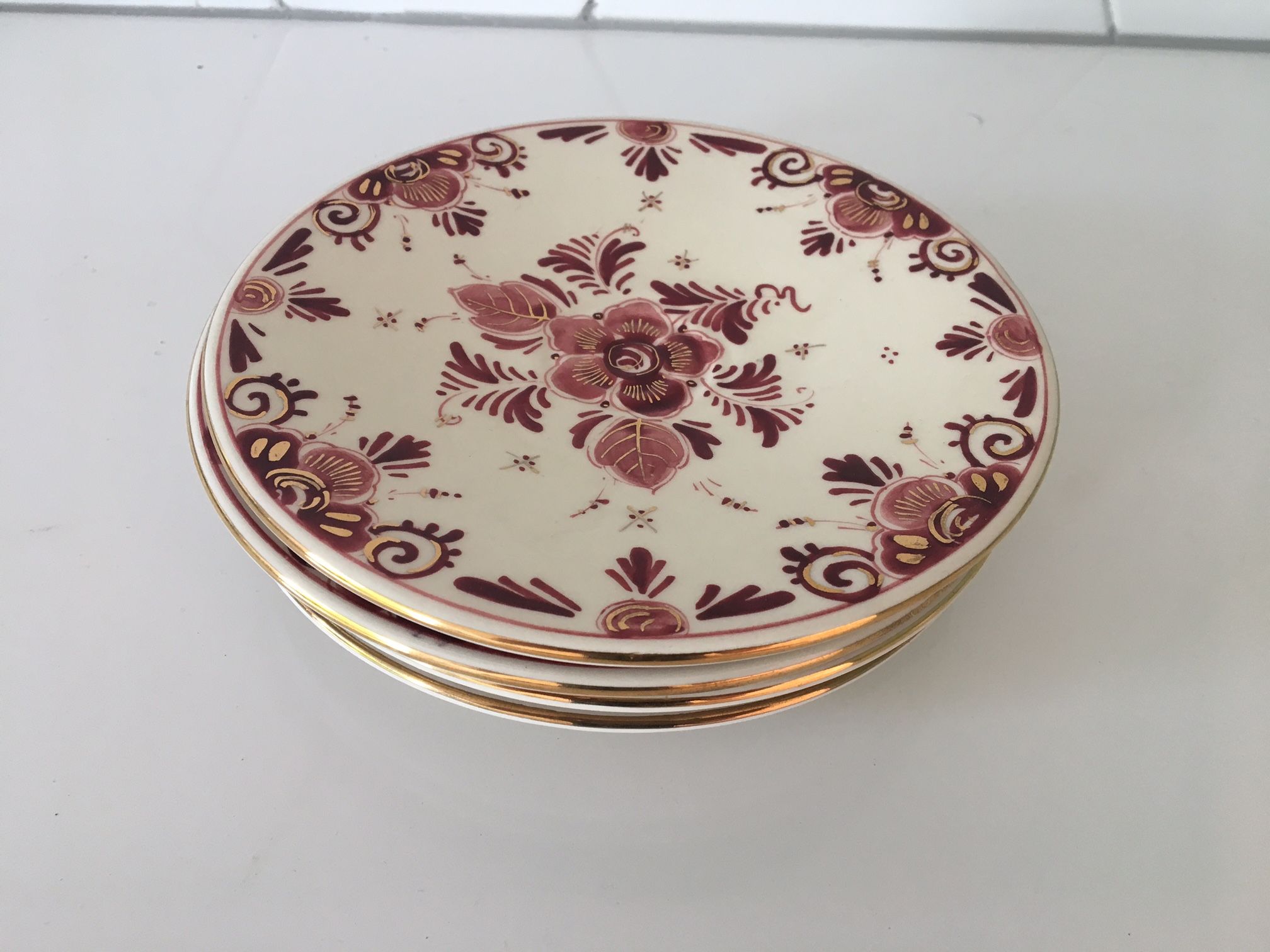 Kunstaardewerkfabriek Regina - vier platelen gebaksbordjes en twee pindaschaaltjes Delfts Rood kopen? Bied vanaf 1!