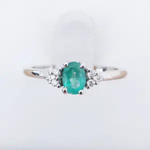 0.45ct Emerald and Diamond Ring kopen? Bied vanaf 240!