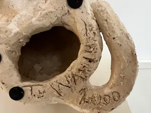 Tine Goudriaan-van Waning - Keramiek sculptuur | 'Zittende poes, gele ogen' kopen? Bied vanaf 1!