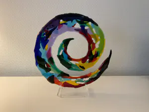 AcheterAnnemieke Punt - Glazen gekleurde spiraal op houder | Glass colored spiral on holder? Enchérissez de 250!
