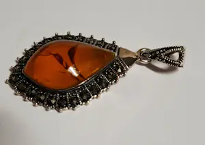 Nieuwe vintage teardrop-hanger met gouden amber en marcasiet kopen? Bied vanaf 65!