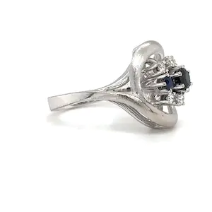 Hochwertiger Vintagering in 14 Karat Weißgold mit feinen Saphiren und Brillanten kopen? Bied vanaf 499!