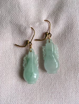 Jadeiet gesneden vaasjes oorhangers met vergulde haken kopen? Bied vanaf 35!
