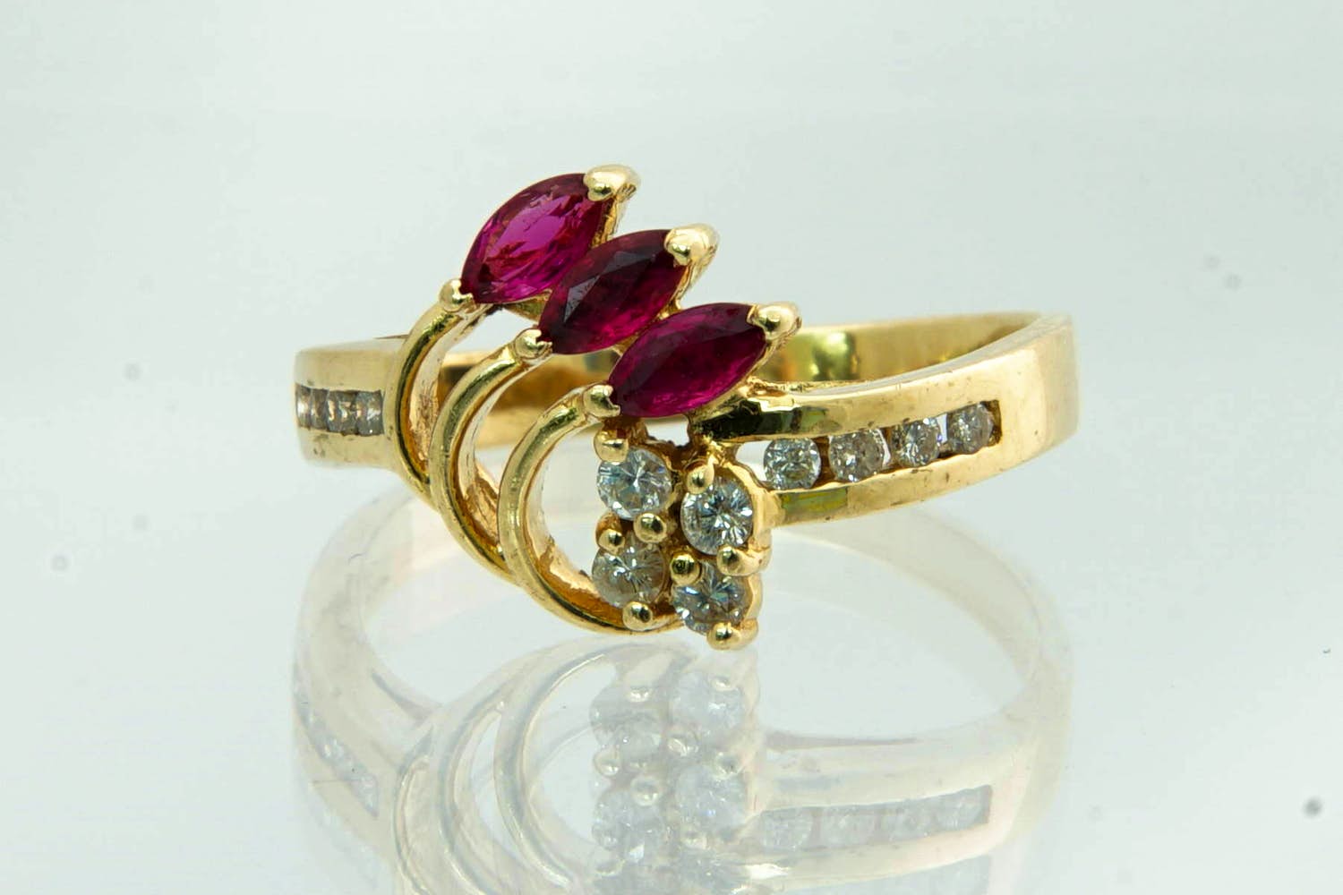 73 - Chique 14 karaat geel gouden ring met diamant ca 0.20 crt briljant kopen? Bied vanaf 180!
