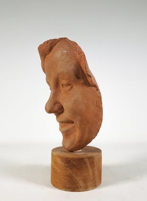 Niet of onleesbaar gesigneerd - Portret van terracotta op houten sokkel kopen? Bied vanaf 1!
