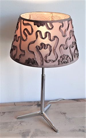 Curiosa - Stijlvolle strak vormgegeven verchroomd metalen tafellamp met artistieke kap. kopen? Bied vanaf 1!