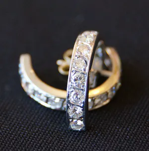 2 Creolen van witgoud met geslepen diamanten kopen? Bied vanaf 300!