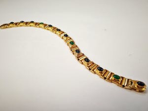 1221- Fraaie 18 karaats gouden "3 om 1" armband - saffier en smaragd - cabuchon kopen? Bied vanaf 920!