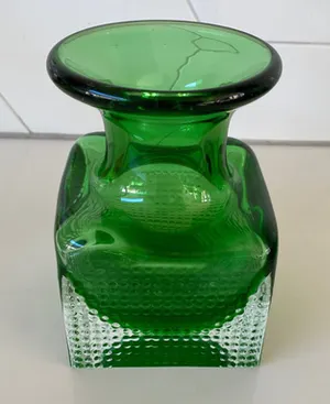Niet of onleesbaar gesigneerd - Groene dubbelwandige glazen noppen vaas kopen? Bied vanaf 1!