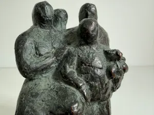 Karin Beek - bronzen sculptuur | 'Familie op een bank' kopen? Bied vanaf 100!