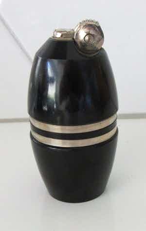 Niet of onleesbaar gesigneerd - Poppell Bakelieten vintage fifties gasaansteker verkocht voor € 10!