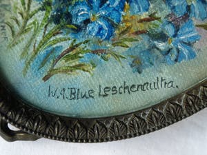 Niet of onleesbaar gesigneerd - Miniatuur bloemstilleven in bronzen lijstje , olieverf , “Blue Leschenaultia“ kopen? Bied vanaf 1!