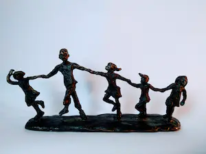 AcheterAstrid Veldhuyzen-Koppen - Skulptur von fünf fröhlich tanzenden Kindern, signiert AV im Sockel.? Enchérissez de 25!
