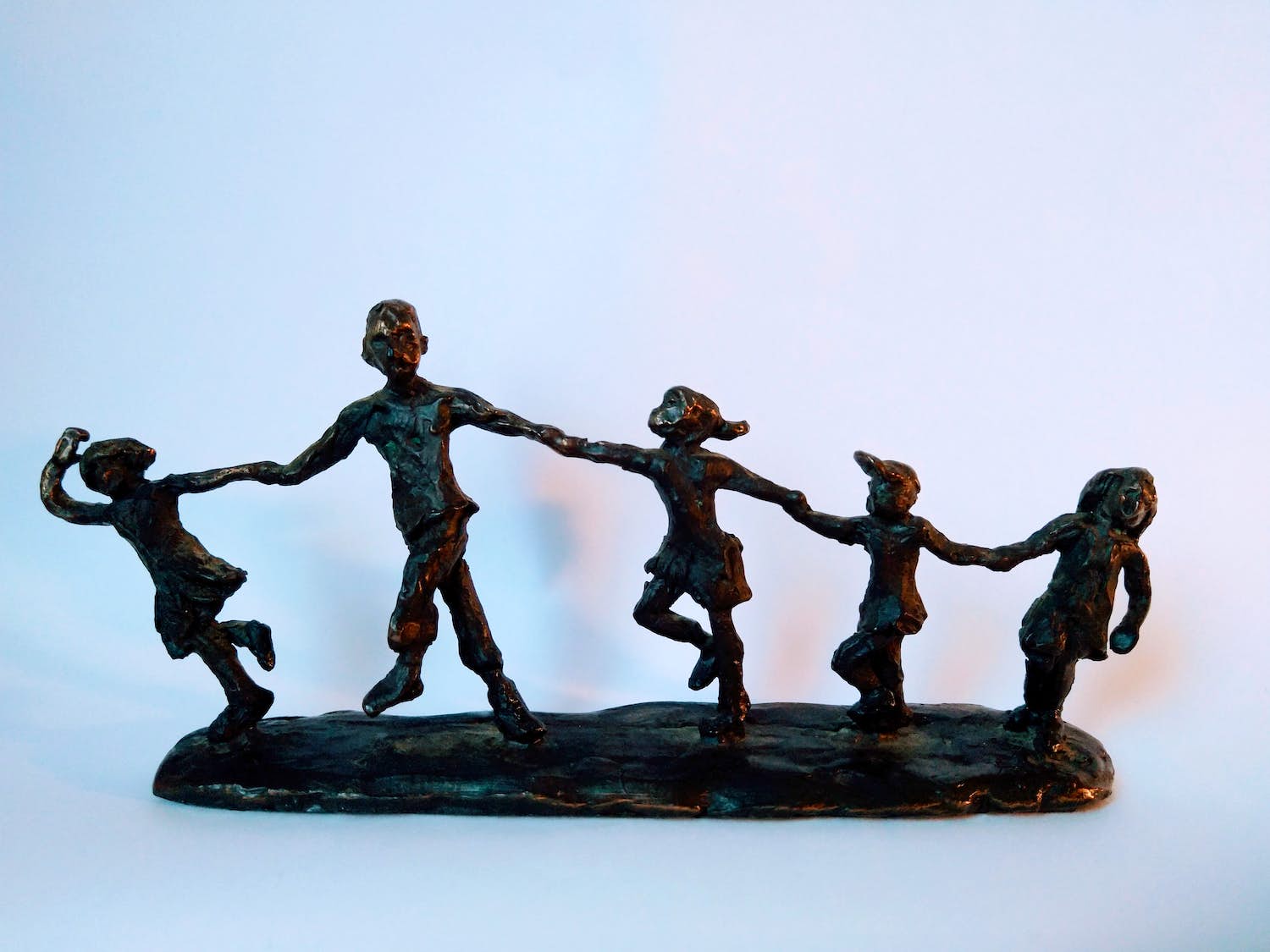 Astrid Veldhuyzen-Koppen - Skulptur von fünf fröhlich tanzenden Kindern, signiert AV im Sockel. kopen? Bied vanaf 25!