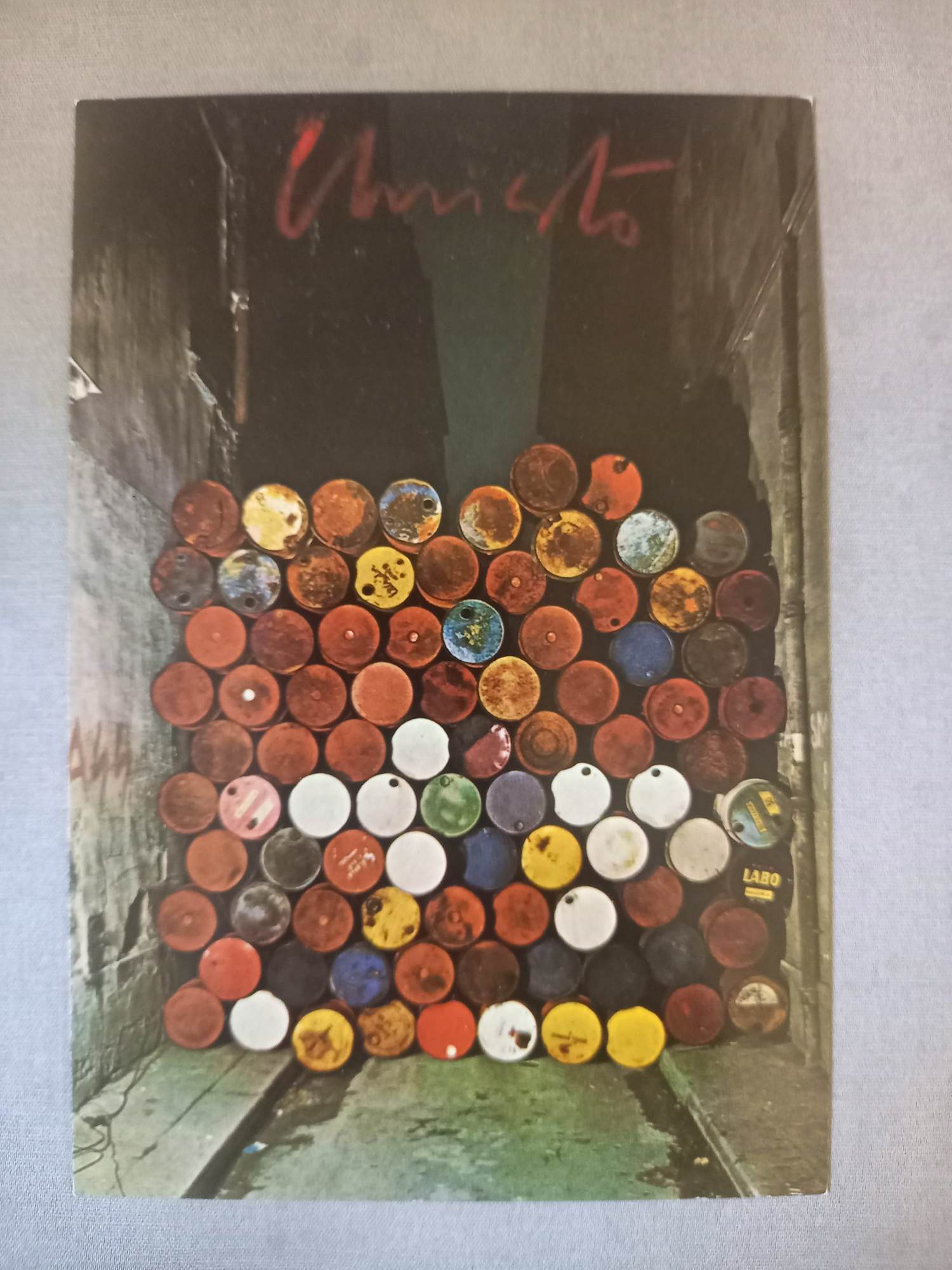 Christo - Walls of Oil Barrels-Iron Curtain, Paris, 1962 kopen? Bied vanaf 250!