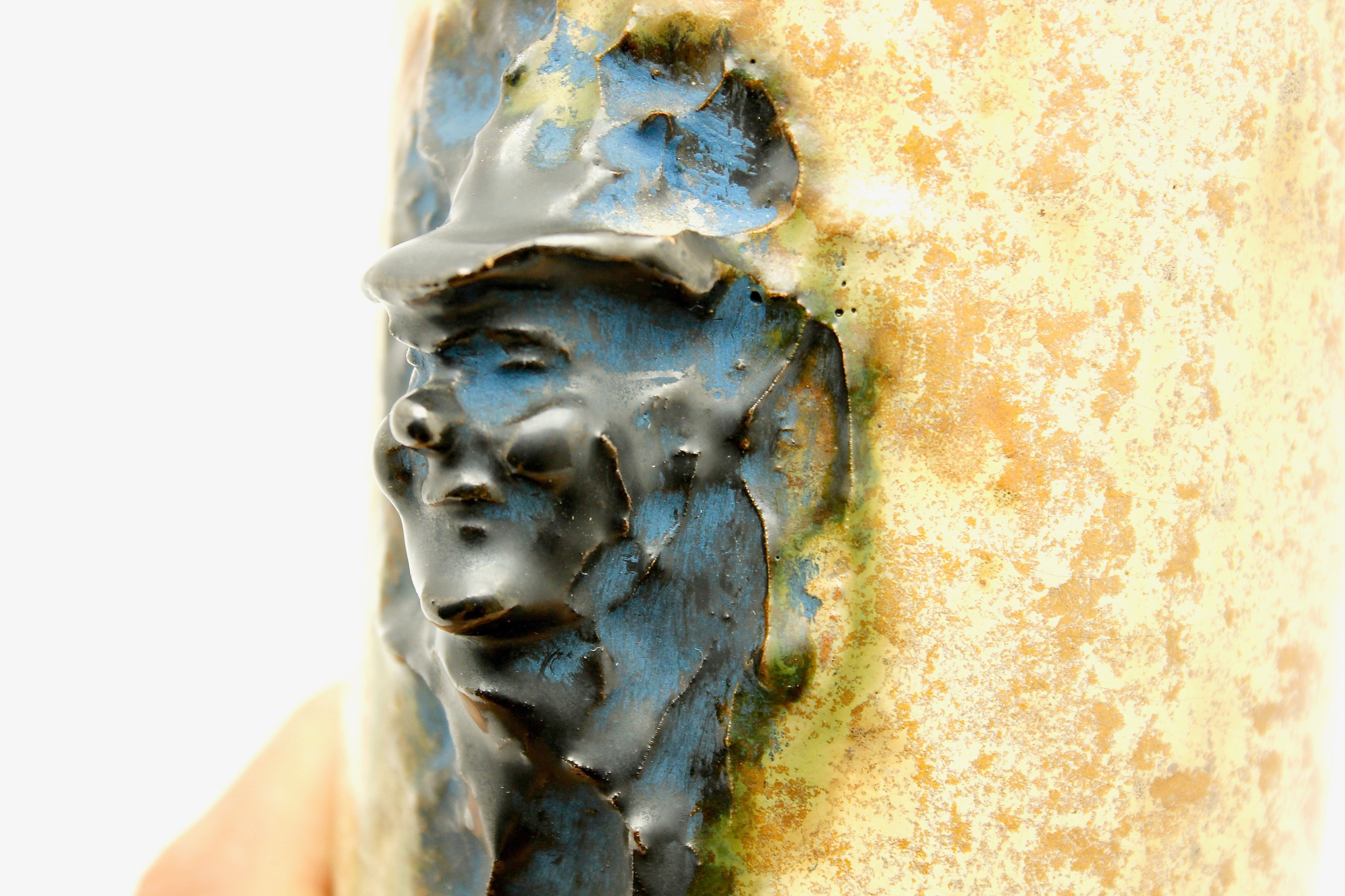 Sylvain Hublet - Art deco karaf met relief decor van een lachende figuur -1930's kopen? Bied vanaf 14!