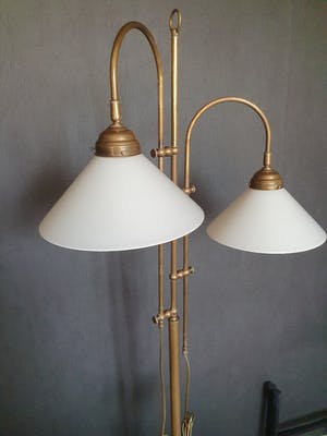 Curiosa - Dubbele koperen vloerlamp met melkglazen kappen, Art Deco stijl kopen? Bied vanaf 150!