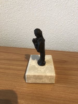 Brons (Onbekend) - Bronzen beeldje man met bos tulpen. kopen? Bied vanaf 10!