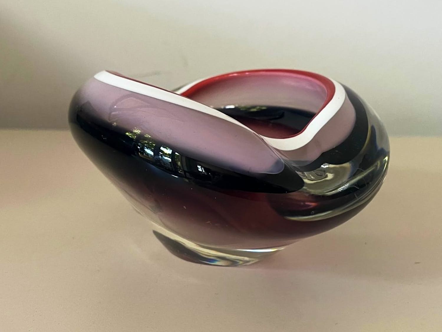 Niet of onleesbaar gesigneerd - Murano - Sommerso paars, roze en witte asbak met rode rand kopen? Bied vanaf 1!