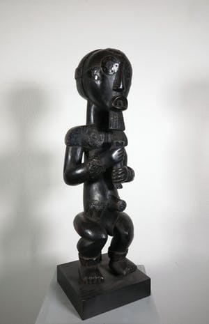Fang Ntumu - Hout en koper, Zittend mannenfiguur kopen? Bied vanaf 1!